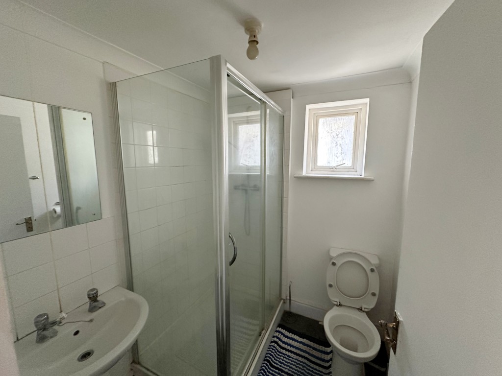 Lot: 24 - TWO-BEDROOM FIRST FLOOR FLAT IN HIGH STREET LOCATION - Bathroom with stand up shower